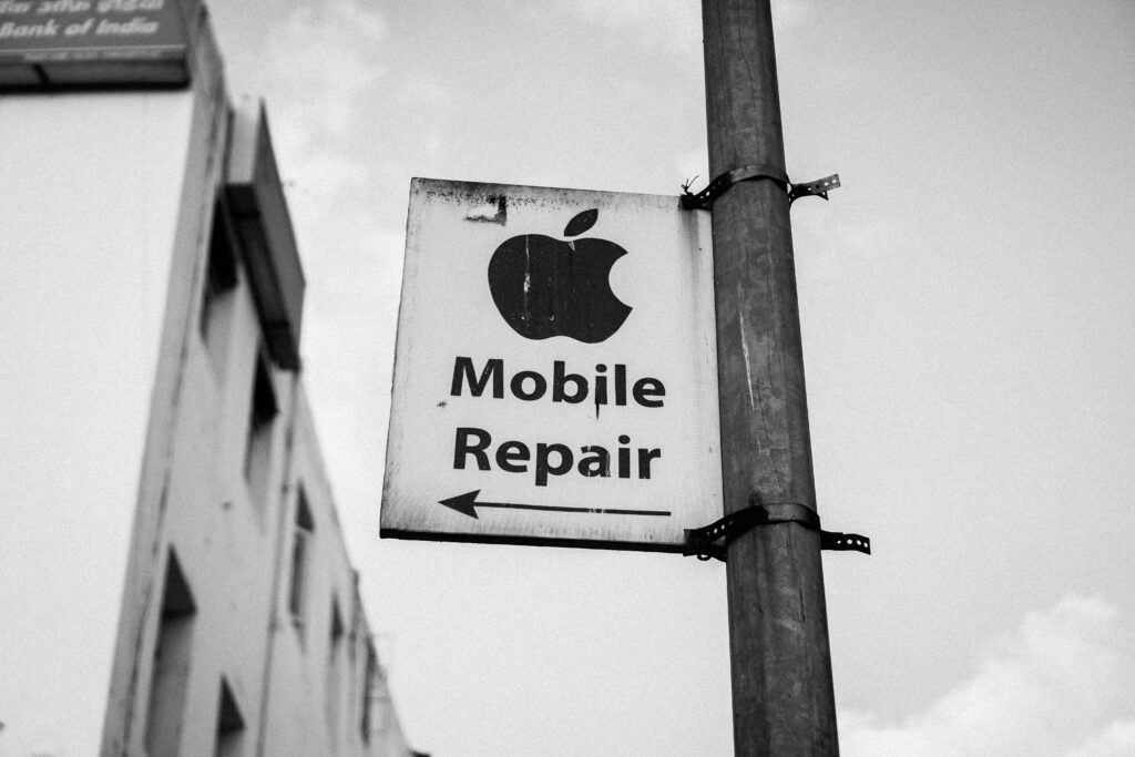 iPhone修理を街の修理屋さんに依頼する場合